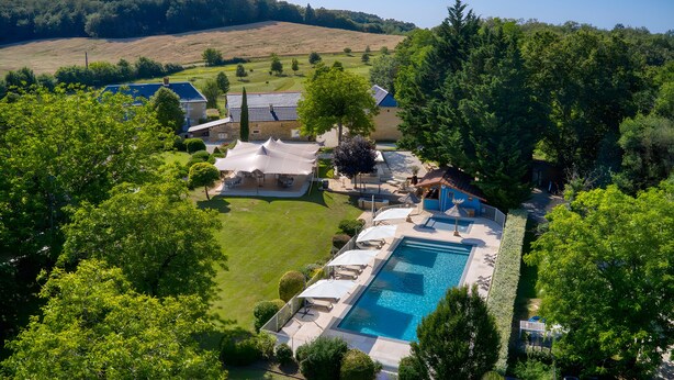 A residential property with a swimming pool, a tennis court, and a large lawn. - Holiday Home 'Les Crouquets - La Grange' with Shared Terrace, Private Garden and Wi-Fi (Jayac)
