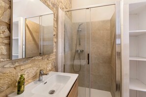 Douche, articles de toilette (gratuits), séchoir à cheveux