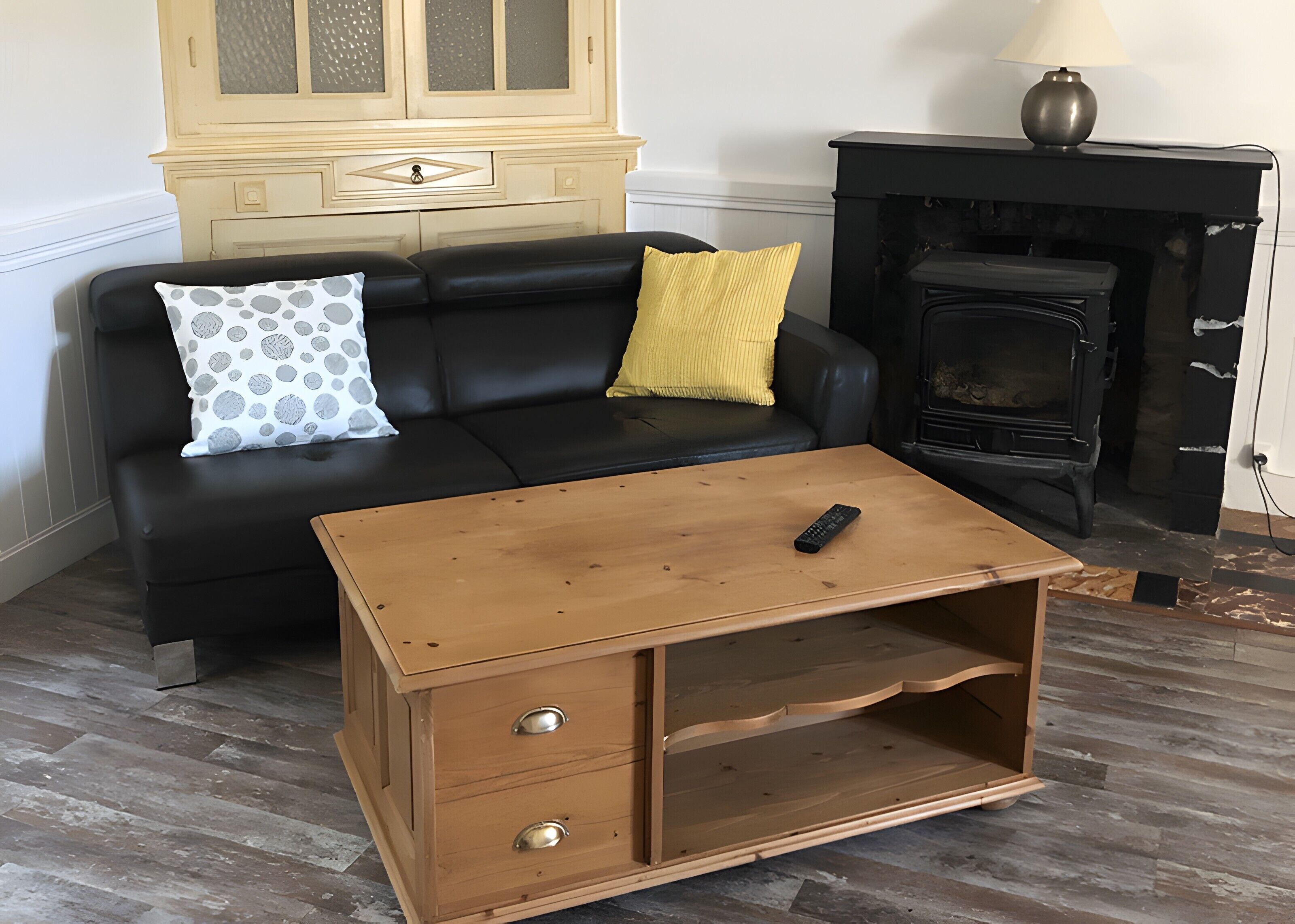 Een televisie en een tafeltennistafel