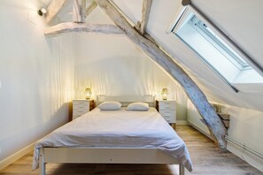 3 habitaciones, tabla de planchar con plancha, wifi y ropa de cama 