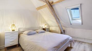 3 bedrooms, iron/ironing board, WiFi, bed sheets