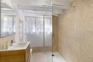 Shower, free toiletries, hair dryer - Les crouquets - Le Pêcher (Jayac)