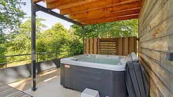 Bañera de hidromasaje al aire libre