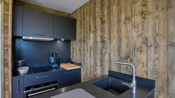 Frigorifero, microonde, forno, piano cottura