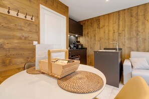 Interior - Cabin 'Le Pech Éternel - Spa des Charmes' with Shared Pool, Wi-Fi, and Air Conditioning (Sarlat-la-Canéda)