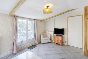 TV, table tennis - Les crouquets - Le logis (Jayac)