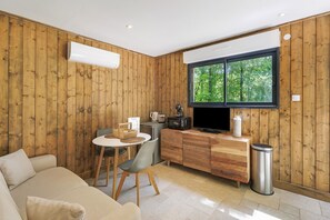 TV, ping pong - Les Crouquets - Cabane Spa Des Noyers (Jayac)