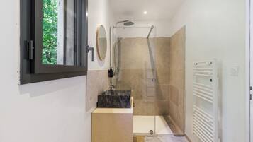 Shower, hair dryer, towels