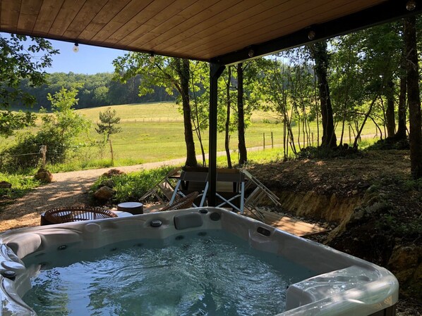 Outdoor spa tub