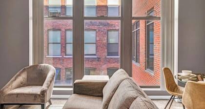 Luxe Downtown Condo • Pool Table & Free Parking