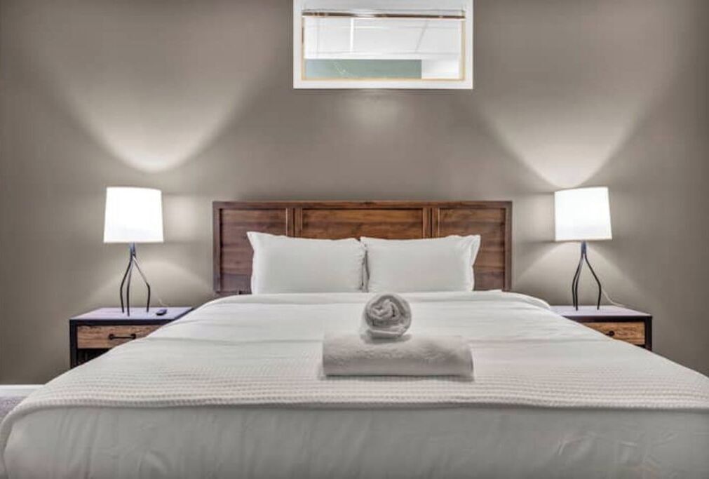 2 bedrooms, iron/ironing board, internet, bed sheets