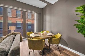 Dining - Playhouse Square Suite / Downtown / Free Parking (Cleveland)