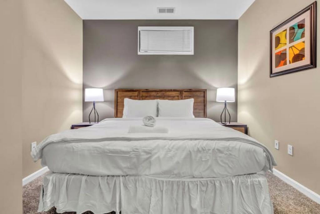 2 bedrooms, iron/ironing board, internet, bed sheets