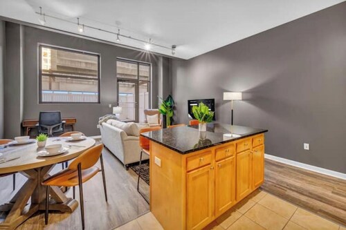 The Playhouse Suites 1BD / Free Parking / Downtown