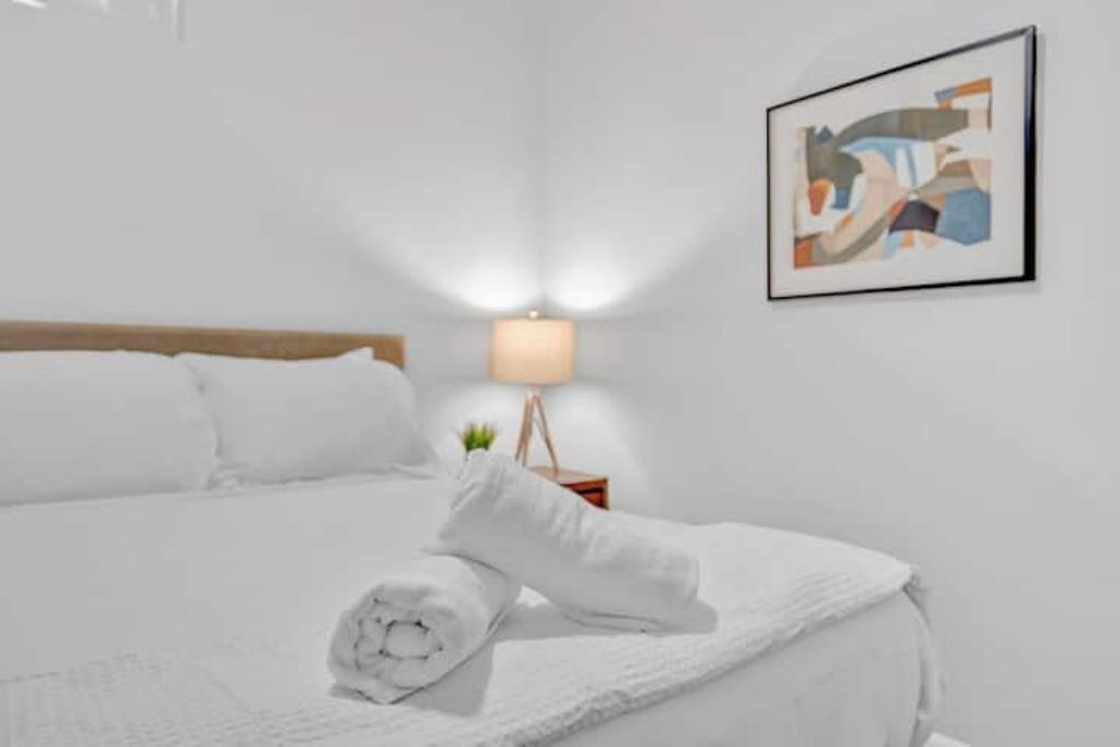 2 bedrooms, iron/ironing board, internet, bed sheets