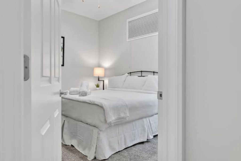 2 bedrooms, iron/ironing board, internet, bed sheets