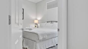 2 bedrooms, iron/ironing board, internet, bed sheets