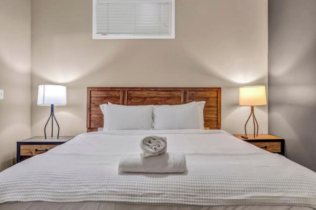 2 bedrooms, iron/ironing board, internet, bed sheets