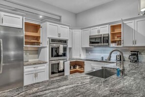 Private kitchen - Downtown Luxury ~ King bed ~ FREE Parking ~ Wi-Fi (Cleveland)