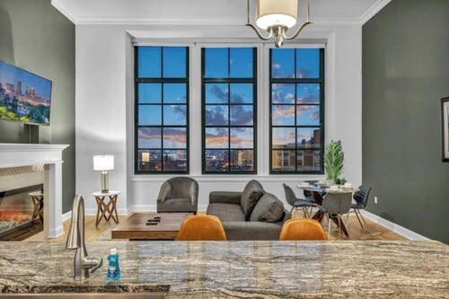 Downtown Luxury ~ King bed ~ FREE Parking ~ Wi-Fi