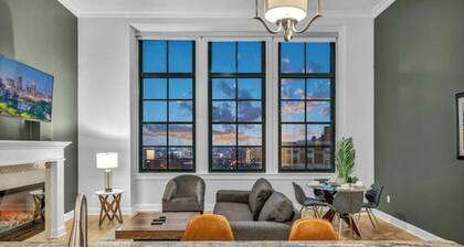 Downtown Luxury ~ King bed ~ FREE Parking ~ Wi-Fi