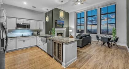 Downtown Luxury ~ King bed ~ FREE Parking ~ Wi-Fi