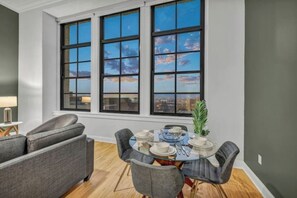 Dining - Downtown Luxury ~ King bed ~ FREE Parking ~ Wi-Fi (Cleveland)