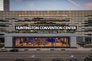 Exterior - Downtown Luxury ~ King bed ~ FREE Parking ~ Wi-Fi (Cleveland)