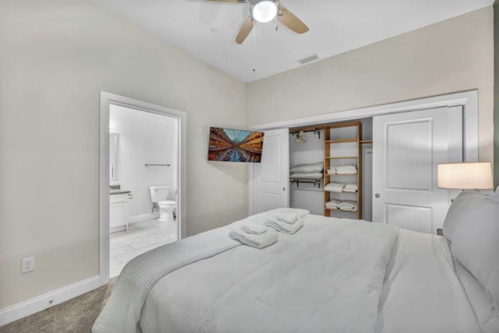 2 bedrooms, iron/ironing board, internet, bed sheets