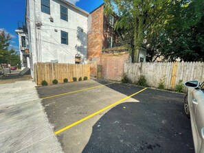 Property grounds - Exquisite 1st Floor One Bedroom in Historic Marble Hill w/ Modern Amenities (Baltimore)