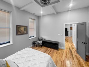 1 bedroom, desk, iron/ironing board, free WiFi - Exquisite 1st Floor One Bedroom in Historic Marble Hill w/ Modern Amenities (Baltimore)