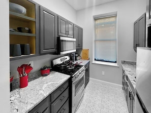 ثلاجة، ميكروويف، فرن، موقد طهي مسطح