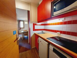 Wasserkocher mit Kaffee-/Teezubehör, Kühlschrank, Mikrowelle