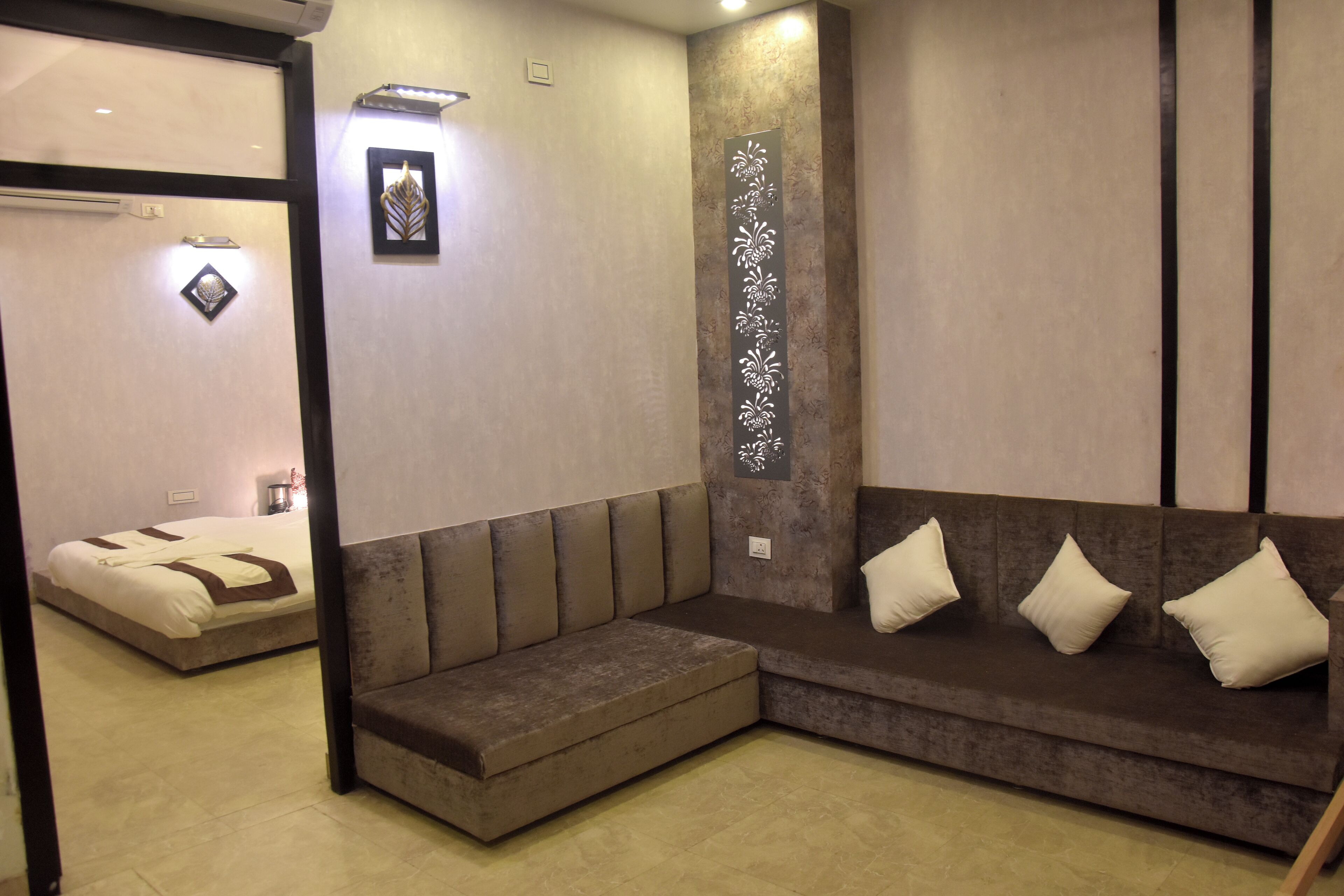 Deluxe Double or Twin Room | Bathroom | Free toiletries, towels, soap, shampoo