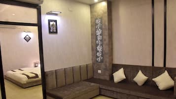 Deluxe Double or Twin Room | Bathroom | Free toiletries, towels, soap, shampoo