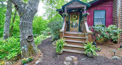 Clayton's Coziest Cottage min. from Downtown - Dog Friendly!