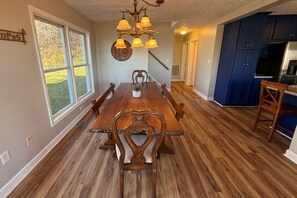 Dining - Spacious 4-bedroom + loft, 8 Min Drive to Resort, Equipped Hot Tub & Activities (Cass)