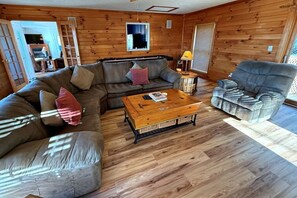 TV, fireplace - Spacious 4-bedroom + loft, 8 Min Drive to Resort, Equipped Hot Tub & Activities (Cass)