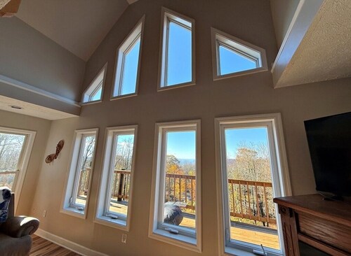 Spacious 4-bedroom + loft, 8 Min Drive to Resort, Equipped Hot Tub & Activities