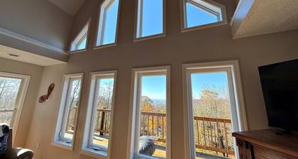 Spacious 4-bedroom + loft, 8 Min Drive to Resort, Equipped Hot Tub & Activities