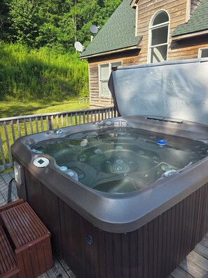 Outdoor spa tub - Spacious 4-bedroom + loft, 8 Min Drive to Resort, Equipped Hot Tub & Activities (Cass)