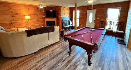 Spacious 4-bedroom + loft, 8 Min Drive to Resort, Equipped Hot Tub & Activities
