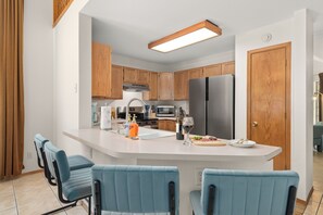 Kjøleskap, mikrobølgeovn, ovn og kokeplater