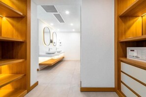 Room - The Norm Collection Door'a Bodrum (Torba)