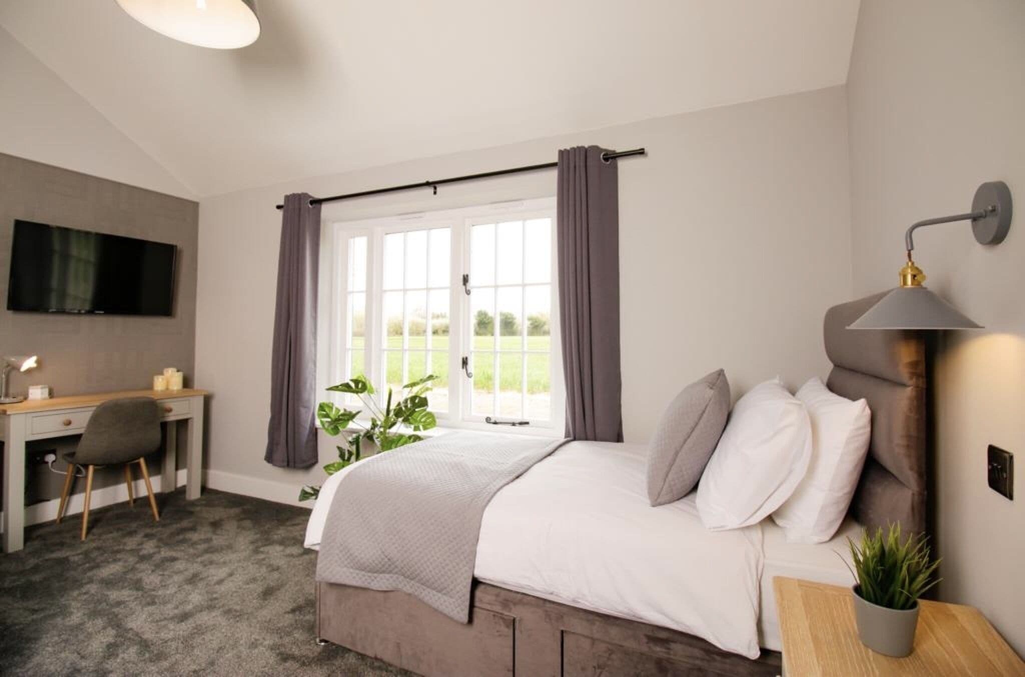 Habitació amb dos llits individuals estàndard, 2 llits individuals (Wet Room) | Roba de llit hipoal·lergògena, escriptori i planxa i posts de planxar 