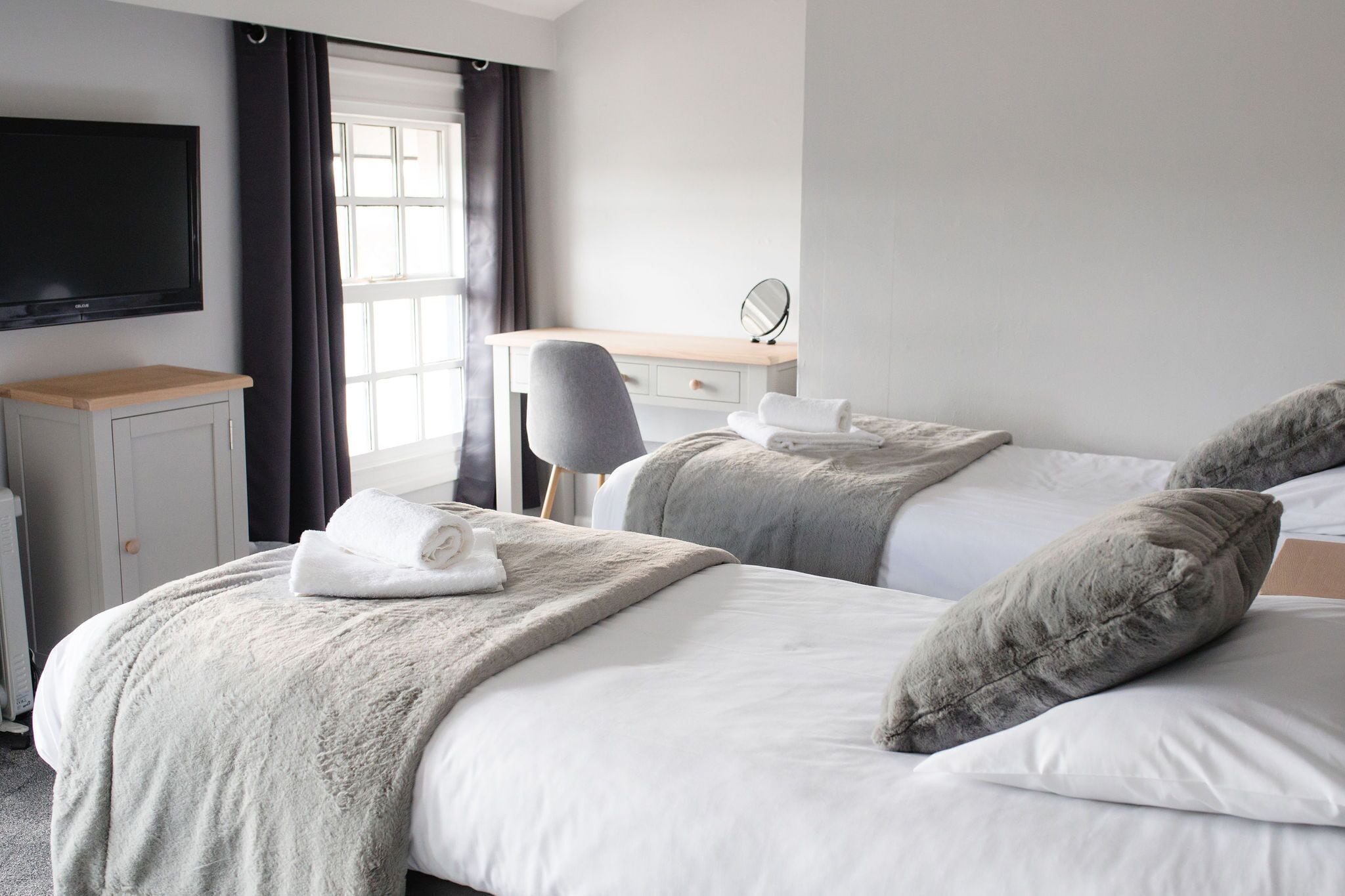 Habitación estándar con 2 camas individuales, 2 camas individuales | Ropa de cama hipoalergénica, escritorio y tabla de planchar con plancha 