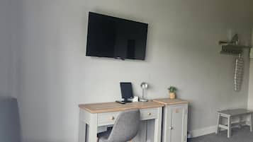 Ropa de cama hipoalergénica, escritorio y tabla de planchar con plancha