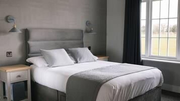 Hypo-allergenic bedding, desk, iron/ironing board, free WiFi