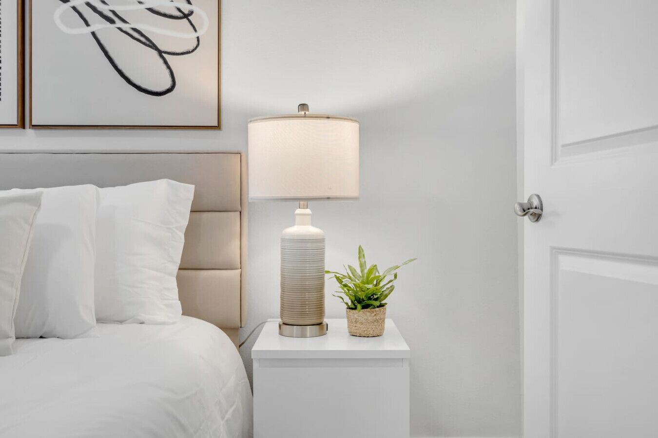 Bureau, fer et planche à repasser, lit parapluie, Wi-Fi