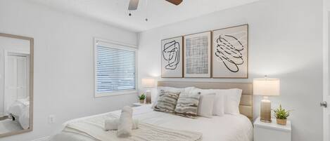 1 chambre, bureau, fer et planche à repasser, lit parapluie